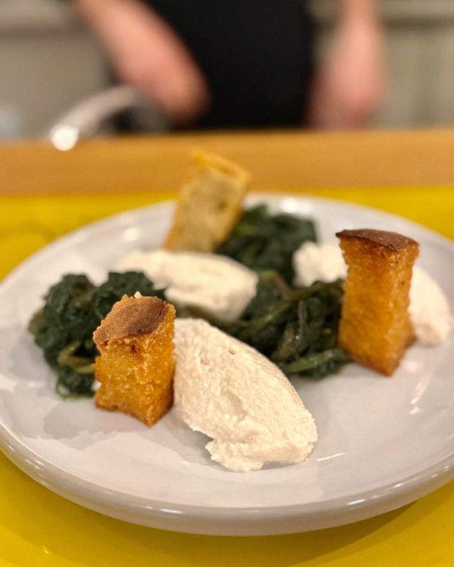 In tanti ce lo avete chiesto… e finalmente eccolo: il nostro caprino vegano homemade, fatto con mandorle siciliane di @ciancianacalling.

Una crema vegetale dal gusto acidulo e dalla consistenza avvolgente, servita con un mix di erbe spontanee raccolte da @renèèzani: amare, fibrose, aromatiche… sorprendenti.

Un antipasto sano, creativo e pieno di carattere, pensato per chi cerca alternative vegetali senza rinunciare al piacere del gusto — anche per i più scettici.

🍽 Prenota il tuo tavolo:
𝙢𝙚𝙣𝙪̀ 𝙤𝙣 𝙡𝙞𝙣𝙚—> link in bio

𝗣𝗲𝗿 𝗽𝗿𝗲𝗻𝗼𝘁𝗮𝘇𝗶𝗼𝗻𝗶:
𝐨n l𝐢n𝐞—> link in bio
𝒕𝒆𝒍 𝒆 𝒘𝒉𝒂𝒕𝒔𝒂𝒑𝒑 —> 0510390032
𝙢𝙖𝙞𝙡—> info@lasvoltabologna.it

#bolognacentro #bolognawelcome #bolognafood #km0 #zerowaste #ristorantebologna #vegetariano #vegano #veganbolognese #stagionalitàincucina #biologico #vininaturali #sostenibilità #cucinavegetale #veganfood #KmZero #ciboeticoesostenibile #sosteniamoipiccoliproduttori #cucinacreativa #caprinovegan #filieracorta #zerowaste