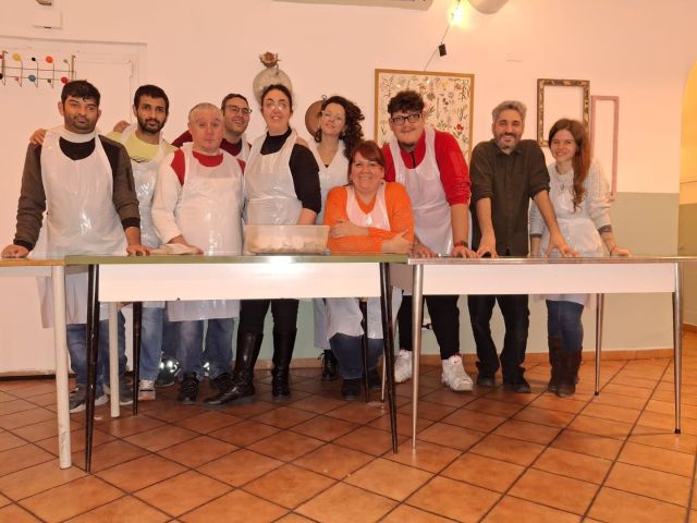 ʙɪꜱᴄᴏᴛᴛɪ ᴅɪ ɴᴀᴛᴀʟᴇ🎄: ieri è stato pomeriggio speciale: abbiamo fatto i biscotti insieme agli amici della @fondazionegualandibologna 

Ecco la ʀɪᴄᴇᴛᴛᴀ che abbiamo usato!

ɪɴɢʀᴇᴅɪᴇɴᴛɪ:
burro - 120gr
Zucchero di canna - 500gr
6 Uova 
Farina (noi ai 4 cereali) - 800gr
Mandorle o uva passa - 240gr
Lievito per dolci - 1/2 cucchiaino

ᴘʀᴏᴄᴇᴅɪᴍᴇɴᴛᴏ:
. Amalgamare burro e zucchero
. Aggiungere le uova
. Aggingere lentamente la farina a pioggia
. Aggiungere le mandorle/uva passa 
. Aggiungere il lievito
. Mettere in frigo per una mezz'ora 
. Fare i "biscioni" (noi abbiamo usato anche le formine) 
. Infornare 175° per 20min.

P.s. i nostri erano buonissimi!
_______________________________________
.
.
.
.
#natale2024 #bologna #biscotti #ristorantebologna #sostenibilità