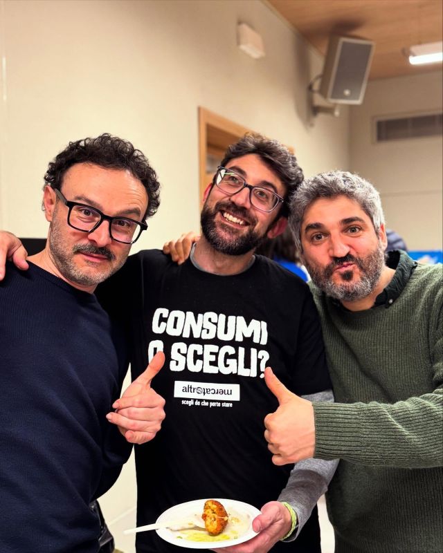 Sembra ieri, ma sono ben dieci anni che insieme a @bancaetica continuiamo a scegliere ciò che consumate. Grazie a @giugiulone e al @git.bologna per aver organizzato questo incontro e per mantenere viva l’attenzione sull’importanza del consumo critico.
Una ristorazione sostenibile è possibile: 𝗹𝗮 𝗦𝘃𝗼𝗹𝘁𝗮 - 𝗖𝘂𝗰𝗶𝗻𝗮 𝗱𝗶 𝗥𝗮𝗴𝗶𝗼𝗻𝗲 - ne è un esempio!
.
.
.
.
#ristorantebologna #bologna #cucinasostenibile #km0 #nowaste #vininaturali #vegan #bio #sostenibilità #bolognacentro