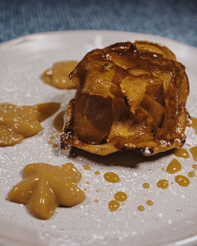 ᴛᴀʀᴛᴇ ᴛᴀᴛɪɴ: Un dolce che rende omaggio alla tradizione francese con un twist irresistibile: mele succose, caramello e una croccante pasta brisé, infine un tocco di 𝒅𝒖𝒍𝒄𝒆 𝒅𝒆 𝒍𝒆𝒄𝒉𝒆 aggiunge la giusta dose di golosità. 
Perché a volte, il troppo è semplicemente perfetto. 🍎✨

Mele - @aziendaagricolapalladino